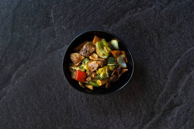 Portakal ve sebzeli ördek göğsü bifteği..