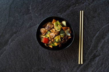 Portakal ve sebzeli ördek göğsü bifteği..