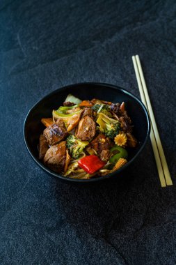 Portakal ve sebzeli ördek göğsü bifteği..