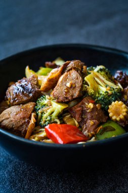 Portakal ve sebzeli ördek göğsü bifteği..