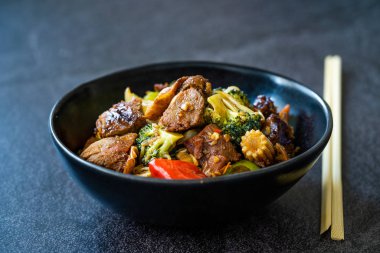 Portakal ve sebzeli ördek göğsü bifteği..