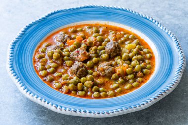 Köfte / Kofte ya da Kofta Bezelye ile birlikte Türk Gıda Yeşil Bezelye Güveci. Geleneksel Yemek.