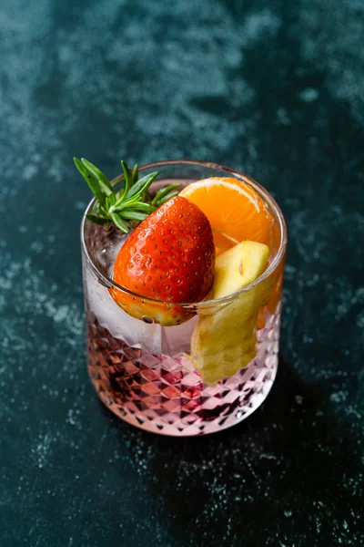 Cocktail de frutas com morango, mandarim, maçã e alecrim / bebida de soco rosa fresca. Bebida de Verão . — Fotografia de Stock