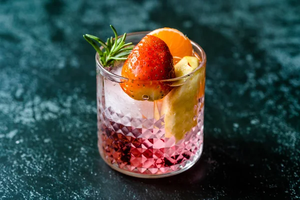 Gyümölcskoktél eper, mandarin, alma és rozmaring / friss rózsaszín puncs itallal. Nyári ital. — Stock Fotó