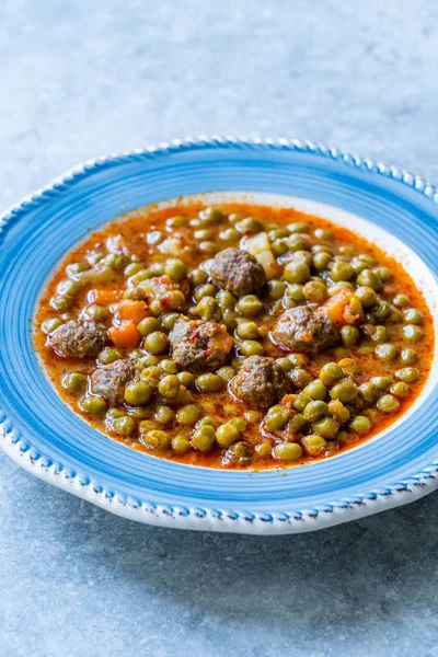 Guiso de guisante verde turco con albóndigas / Kofte o Kofta Bezelye. Alimentos tradicionales . — Foto de Stock