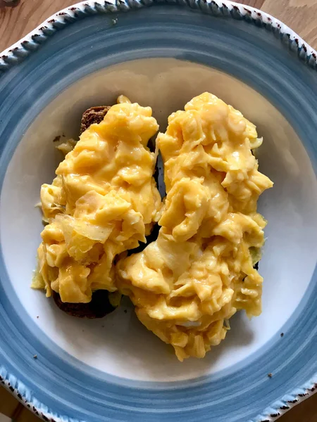 Kahvaltı için Çırpılmış Yumurta ve Ekmek. Üst Görünümü Kapat. — Stok fotoğraf