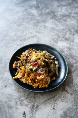 Meksika yemeği Carne Asada bifteği fileto, Guacamole sosu, Pinto fasulyesi ve pilav. Geleneksel Yemek.