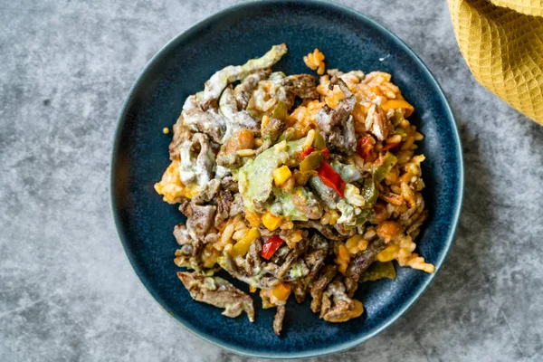 Mexikanische Küche Carne Asada Steak Filets, Guacamole-Sauce, Pinto-Bohnen und Reis. Traditionelle Lebensmittel. — Stockfoto