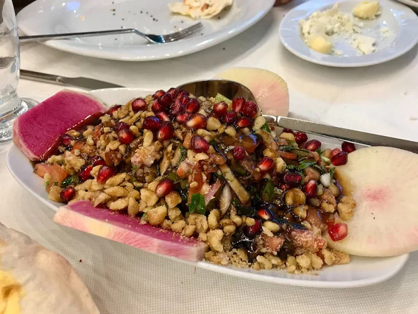 Türkischer Gavurdagi-Salat mit Granatapfelkernen und Walnuss im örtlichen Dönerrestaurant. traditionelle gesunde Biolebensmittel. — Stockfoto