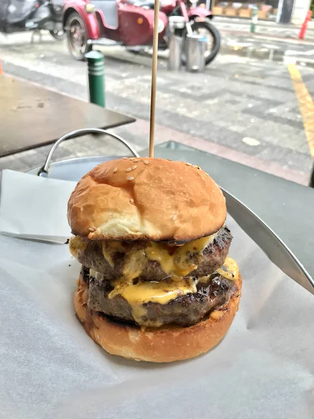 Hambúrguer de comida de rua com rissóis duplos / cheeseburger. Fast Food . — Fotografia de Stock