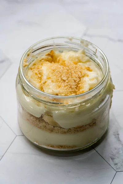 Pudding Banana Custard buatan sendiri dengan Baby Biscuit Powder. Turkish Magnolia Dessert in Glass Bowl (dalam bahasa Inggris). Dessert Sehat Organik . — Stok Foto