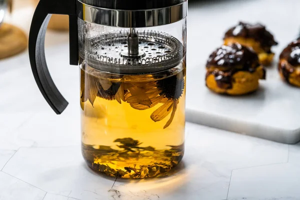 French Press Brewed Green Tea e Echinacea com Eclairs de Chocolate. Bebida quente saudável orgânica . — Fotografia de Stock