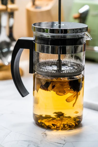 French Press Brewed Green Tea e Echinacea com Eclairs de Chocolate. Bebida quente saudável orgânica . — Fotografia de Stock