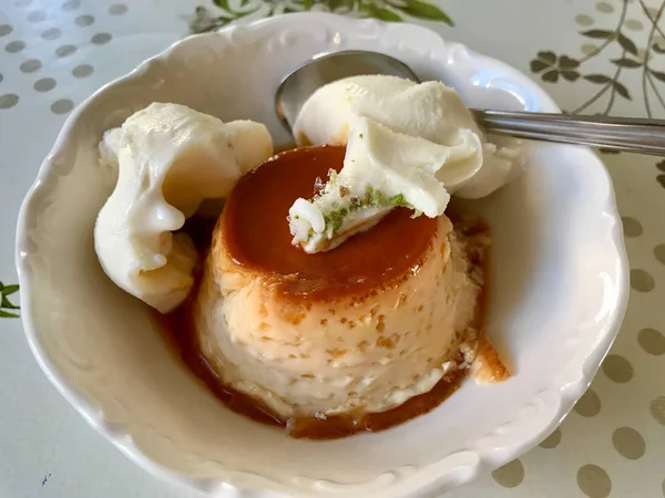 Homemade Caramel Custard Pudding with Vanilla Ice Cream / Creme Caramel. Organic Healthy Dessert. — ストック写真