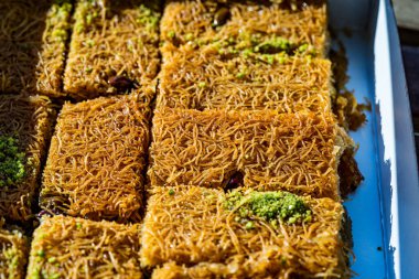 Türk Tatlı Kadayif 'i Plastik Kutu / Pakette Pistachio Pudrası ile Çıkarın. Geleneksel Yemek.