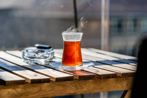 Té Turco Tradicional con Cigarrillo en Balcón de Casa sobre Mesa de Madera. Bebida caliente . — Foto de Stock