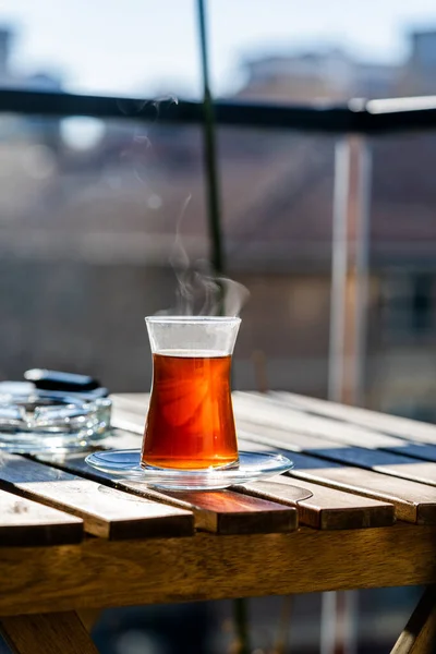 Té Turco Tradicional con Cigarrillo en Balcón de Casa sobre Mesa de Madera. Bebida caliente . — Foto de Stock