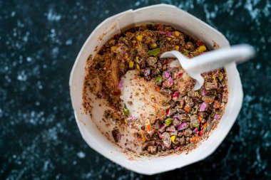 Şekerli Dondurma, Bonbon ve Kaşık ile Plastik Kupa 'da Çikolata Parçalarını Al. Yemeye hazır..