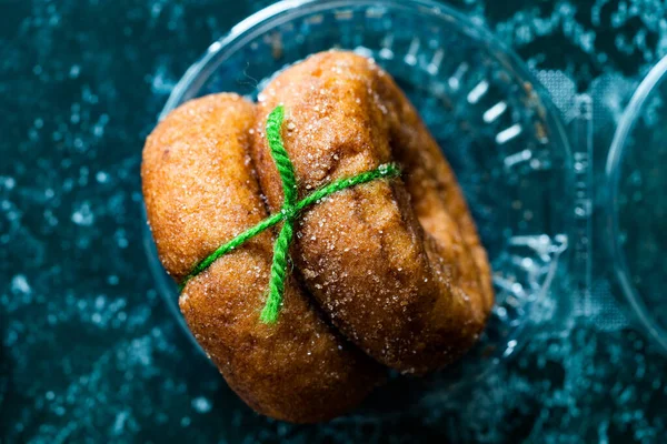 Take Away Moroccan Donuts / Maghrebi donghnut es Sfenj Pancake servido en Marruecos en paquete de caja de plástico o contenedor. Postre de comida rápida . — Foto de Stock