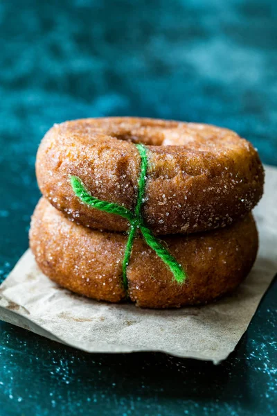 Donuts marroquíes / donut magrebí es Sfenj Pancake servido en Marruecos. Postre de comida rápida . — Foto de Stock