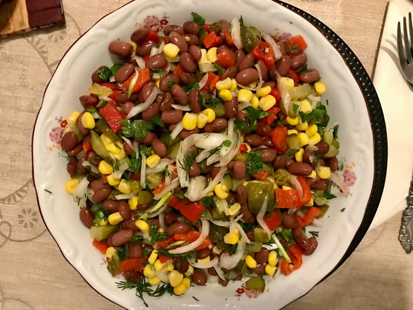 Healthy Mexican Red Kidney Bean Salad with Corn, Onions and Red Pepper. Organic Fresh Food. — Stock Photo, Image