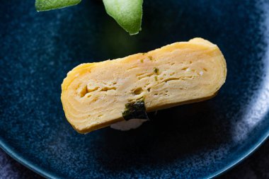 Japon Dashimaki Tamago Dashi Çorbası, Shoyu, Çiçek Şeklinde Salatalık ve Pirinç ile marine edilmiş yumurta suşisinden yapılmıştır. Geleneksel Yemek.