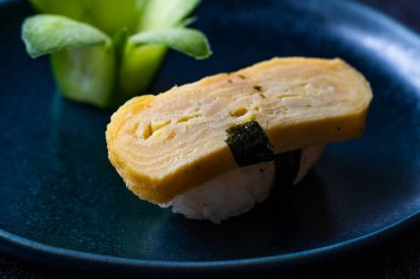 Japon Dashimaki Tamago Dashi Çorbası, Shoyu, Çiçek Şeklinde Salatalık ve Pirinç ile marine edilmiş yumurta suşisinden yapılmıştır. Geleneksel Yemek.