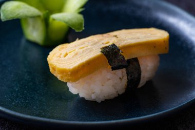 Japon Dashimaki Tamago Dashi Çorbası, Shoyu, Çiçek Şeklinde Salatalık ve Pirinç ile marine edilmiş yumurta suşisinden yapılmıştır. Geleneksel Yemek.
