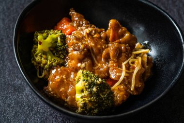 Shanghai Style Sea Bass Balık Fileto Sebze, Soya filizi ve Brokoli. Geleneksel Organik Asya Yemekleri.