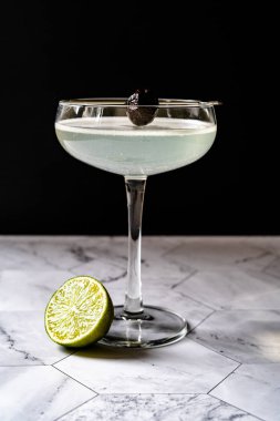 Yeşil Chartreuese Son Söz Cin, Mint ve Limonlu Kokteyl.