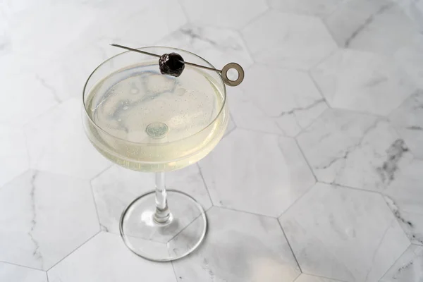 Chartreuese verde última palavra Cocktail com Gim, Menta e Limão . — Fotografia de Stock