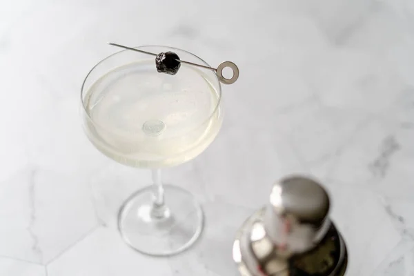 Grüner Chartreuese-Cocktail mit Gin, Minze und Limette. — Stockfoto