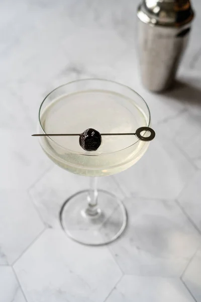 Grüner Chartreuese-Cocktail mit Gin, Minze und Limette. — Stockfoto