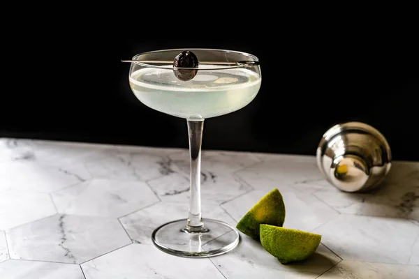 Grüner Chartreuese-Cocktail mit Gin, Minze und Limette. — Stockfoto