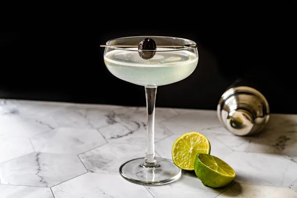 Πράσινο Chartreuese Cocktail τελευταίας λέξης με τζιν, μέντα και ασβέστη. — Φωτογραφία Αρχείου