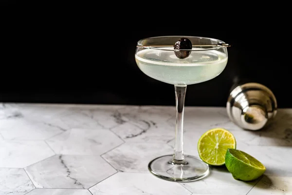 Groene Chartreuese Laatste Woord Cocktail met Gin, Mint en Limoen. — Stockfoto