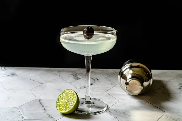 Зеленый коктейль "Последнее слово Шартрея" с джином, мятой и лимоном . — стоковое фото