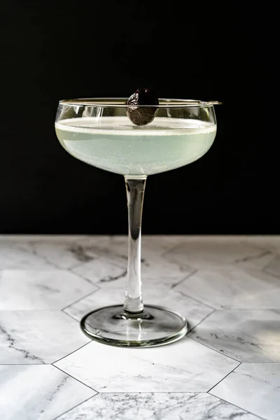 Cocktail Verde Chartreuese Ultima Parola con Gin, Menta e Calce . — Foto Stock