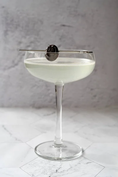 Zöld Chartreuese Last Word Cocktail with Gin, Mint és Lime. — Stock Fotó