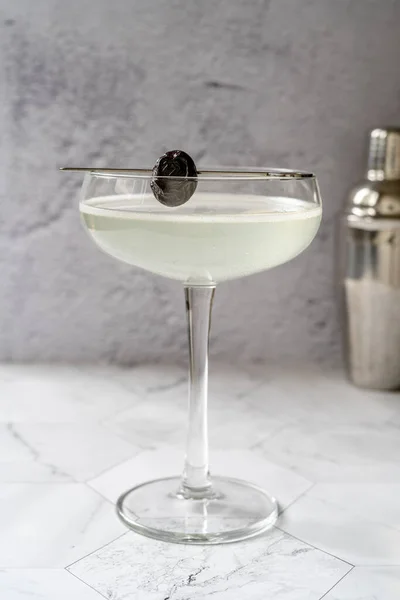 Grüner Chartreuese-Cocktail mit Gin, Minze und Limette. — Stockfoto