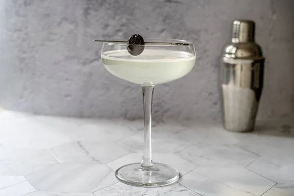 Cocktail Verde Chartreuese Ultima Parola con Gin, Menta e Calce . — Foto Stock