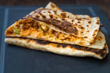 Meksika pilavlı Quesadilla, Mozzarella, Kırmızı Böbrek Fasulyesi / Sebzeli Vejetaryen Tarzı.