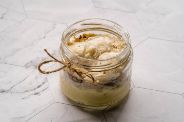 Geleneksel Pamuk Şeker Pismaniye ve Magnolia Tatlı Kupasında Kremalı Puding. Yemeye hazır..