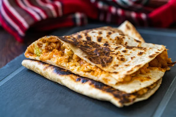 Quesadilla con Arroz Mexicano, Mozzarella, Frijoles Rojos / Estilo Vegetariano con Verduras . —  Fotos de Stock