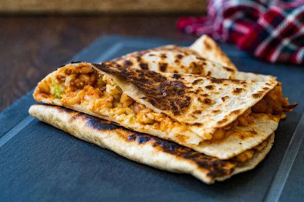 Quesadilla con Arroz Mexicano, Mozzarella, Frijoles Rojos / Estilo Vegetariano con Verduras . —  Fotos de Stock