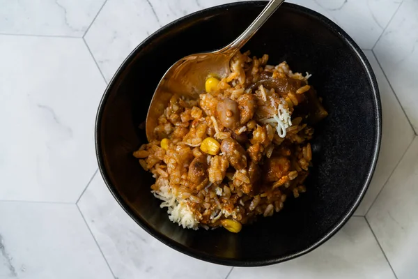 Mexikanischer Reis mit Nierenbohnen, saurer Sahne, geriebenem Mozzarella-Käse und Salsa-Sauce / Pilaf. Traditionelle Lebensmittel. — Stockfoto