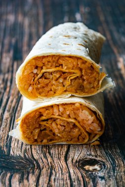 Sağlıklı Vejetaryen Tortilla Pilaf ve Tahta Yüzey Pilaf. Organik Gıda.