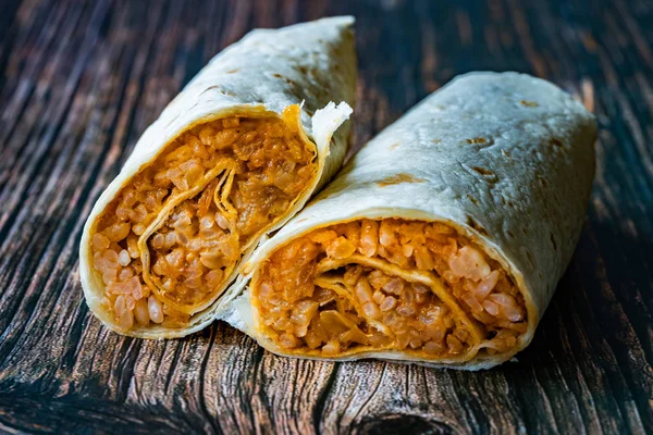 Gesunde vegane / vegetarische Tortilla-Wrap mit Reispilaf auf hölzerner Oberfläche. Bio-Lebensmittel. — Stockfoto