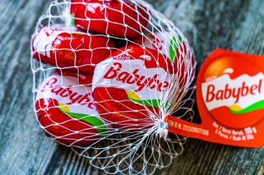 İstanbul, Türkiye - 23 Şubat 2018: Tahta Yüzeyde Kırmızı Balmumu İçinde Mini Babil Peyniri. Yemeye hazır..