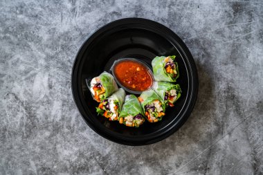 Pilav rulosu ve kırmızı acı biber soslu Plastik Tabak Paketi veya Kutusunda Sağlıklı Asya Vietnam böreği / Goicuon 'u alın. Yemeye hazır..